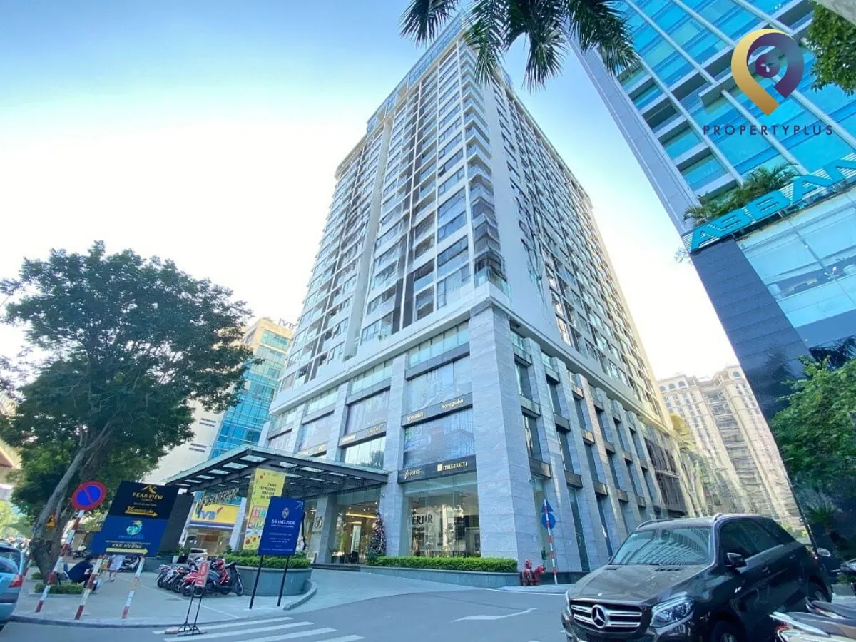 Toàn cảnh tòa nhà Hoàng Cầu Skyline nhìn từ góc đường.